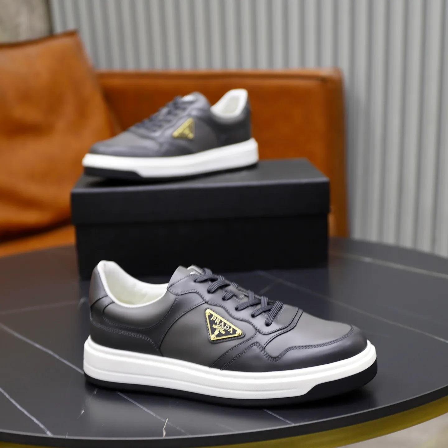 Factory price: 740💰Top original order Brand: PRADA (Prada) Standard code: Men's size 38/44 (45 can be customized) Grade: Same as the official website Material: Original cowhide stitching imported cowhide lining Original combination two-color wear-resistant soft outsole Style category: Leisure and sports version Young fashion European and American trend British style Color: Real picture color